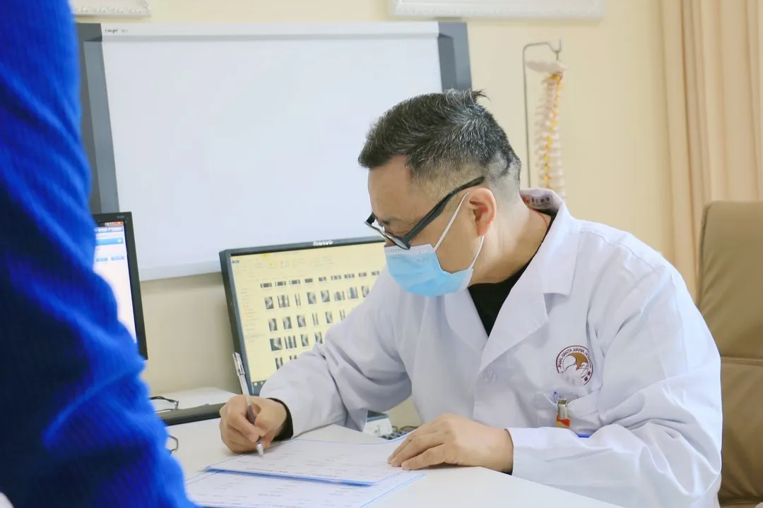 济南南郊医院骨科李守斌主任:四十余年匠心守护,深耕临床的“硬核”医者